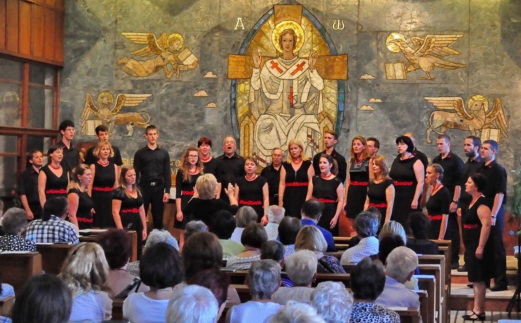 A Vox Mirabilis Kamarakórus ad szentesti hálaadó koncertet a Krisztus Király templomban